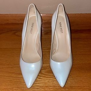 WHITE NINE WEST HEELS - SIZE 9